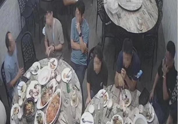 Nhóm thực khách ăn uống thoải mái rồi rời đi mà không thanh toán. Ảnh: Shin Min Daily News