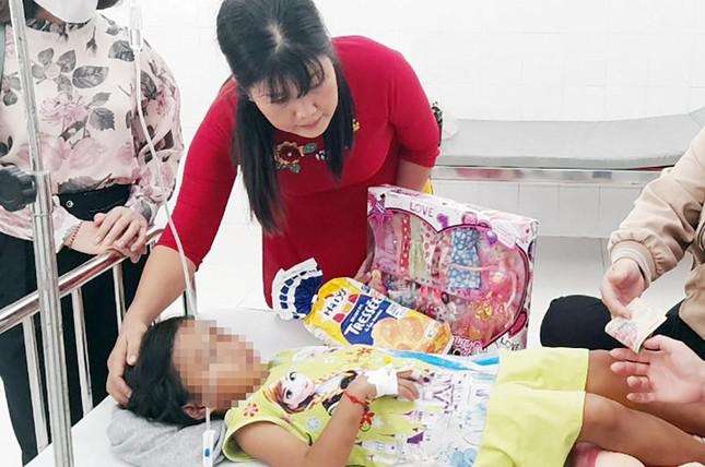 Bé gái được Hội Liên hiệp phụ nữ huyện Đồng Phú và xã Tân Hòa tạm thời chăm sóc