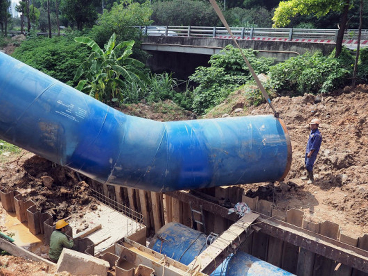 Cận cảnh ống dẫn nước khổng lồ nằm dọc đại lộ Thăng Long đợi ngày lắp đặt