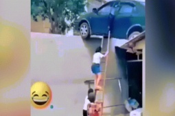 Phi thường - kỳ quặc - Video: Lùi ô tô lên mái nhà, nữ tài xế được người dân bắc thang "giải cứu"