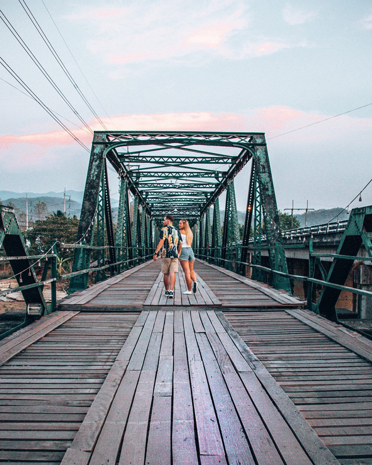 Người dân quyết định trùng tu cây cầu gỗ như một di tích lịch sử trong chiến tranh và vô tình biến nó thành một điểm tham quan du lịch cực kỳ nổi tiếng.&nbsp;
