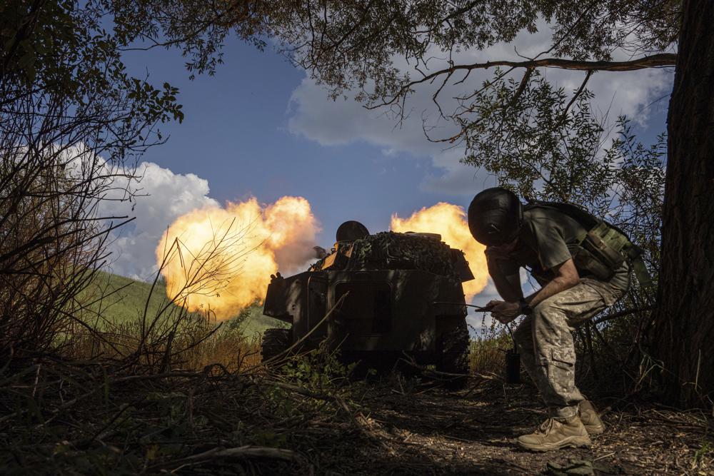 Binh sĩ Ukraine bắn pháo&nbsp;về phía các lực lượng Nga ở khu vực Kharkiv, Ukraine hôm 27/7. Ảnh: AP