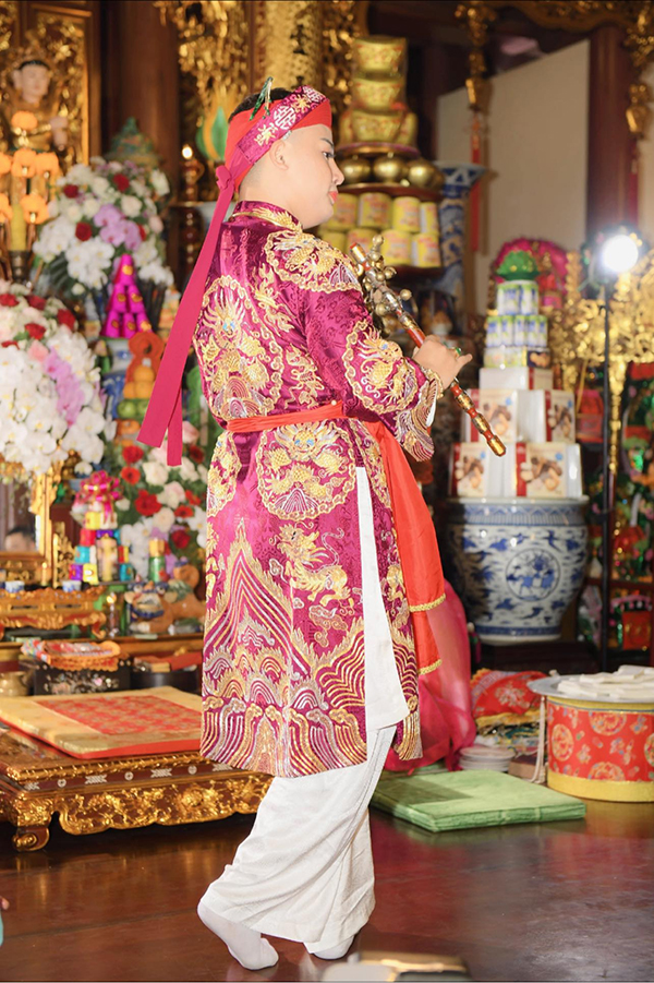 Những người bén duyên với Hầu đồng cần có căn số