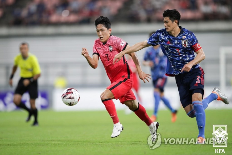 ĐT Hàn Quốc (áo hồng) thua sốc ĐT Nhật Bản 0-3