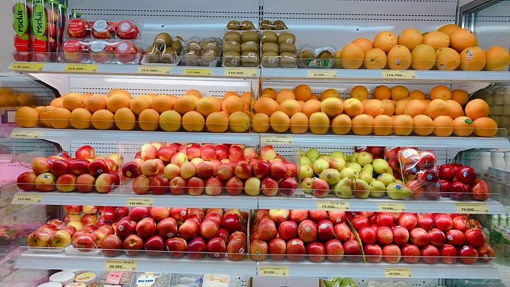 Trái cây nhập khẩu đủ chủng loại bày bán tại các siêu thị, cửa hàng hoa quả.