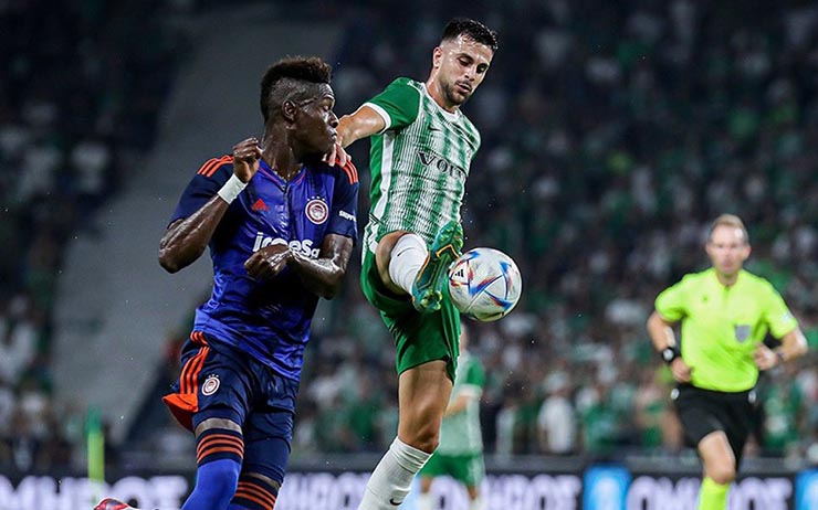 Maccabi Haifa (áo xanh trắng) tạo ra nhiều bất ngờ