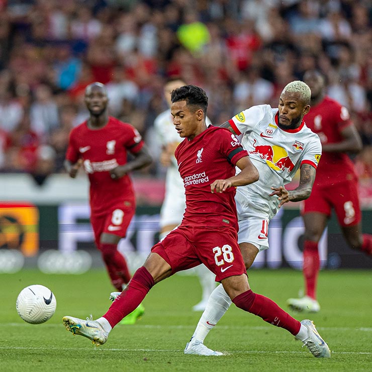 Liverpool (áo đỏ) đá giao hữu với Salzburg