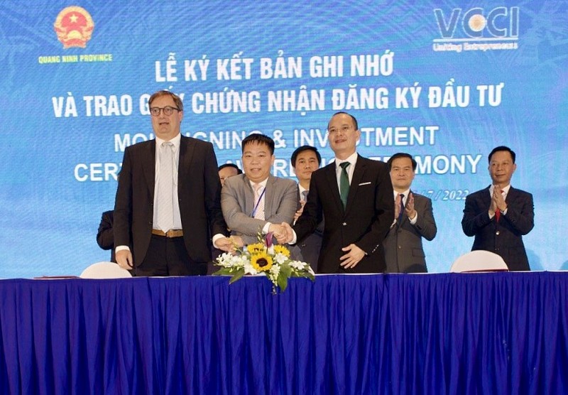 Lễ ký kết Bản ghi nhớ và trao giấy chứng nhận đăng ký đầu tư dự án Nhà máy Hoá dầu Stavian Quảng Yên - Ảnh VCCI