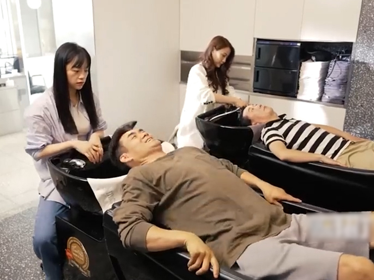 Clip hài hước - Nữ nhân viên gội đầu nhớ người yêu cũ có hành động khiến khách nam khiếp sợ