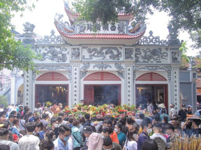 Tin tức trong ngày - Đông nghẹt người dâng lễ tại Phủ Tây Hồ trong ngày đầu tháng "cô hồn"