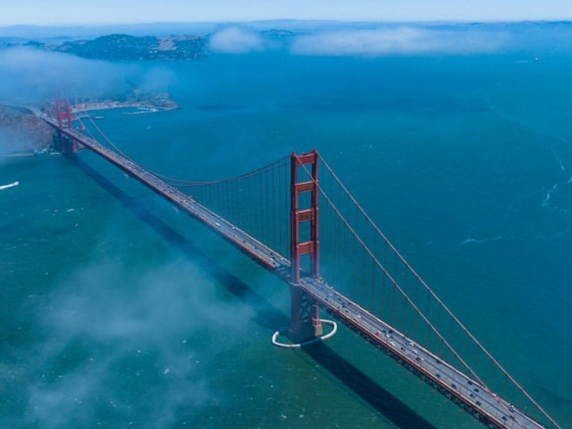 Du lịch - Ngắm kiệt tác kiến trúc cầu Cổng Vàng đẹp mơ màng trong sương giăng