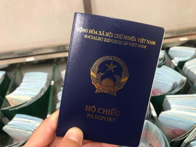 Hộ chiếu phổ thông theo mẫu mới của Việt Nam. Ảnh: TUYẾN PHAN