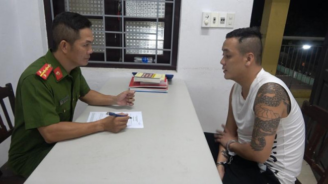 Công an đang lấy lời khai đối tượng Lê Viết Lây.