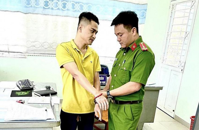 Công an thực hiện lệnh bắt giam Nguyễn Quốc Đạt. Ảnh: PC01.
