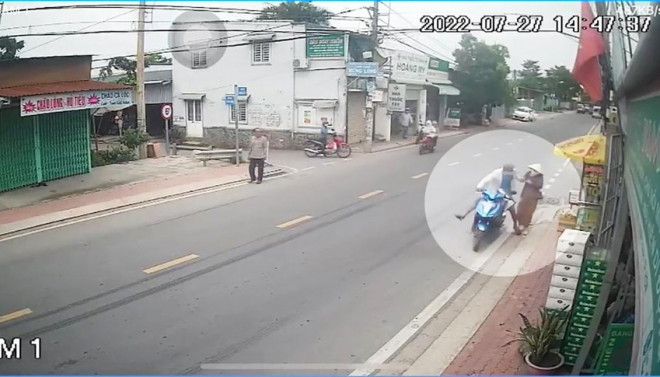Bà T phát hiện, lao ra, giằng lại để bắt trộm. Ảnh chụp từ clip