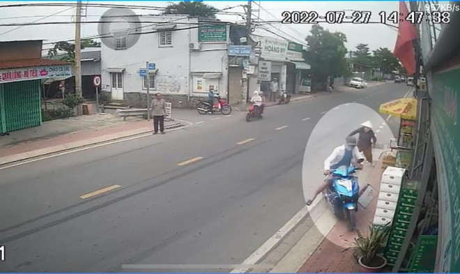 Người đàn ông loạng choạng, tông trúng chậu hoa làm rớt lại hai thùng bia. Ảnh chụp từ clip