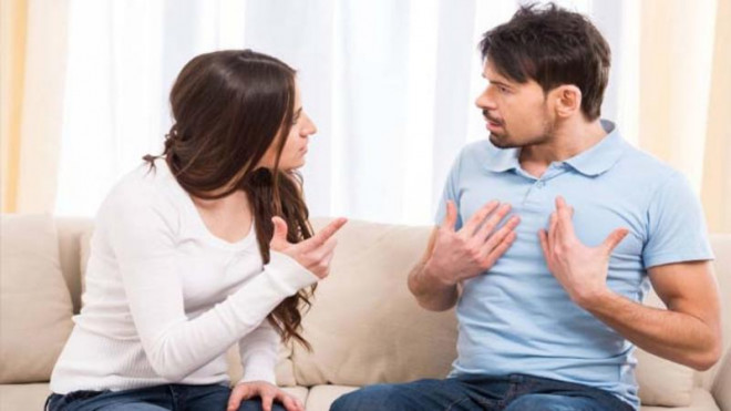 Vợ chồng cần tập cách trò chuyện, tâm sự với nhau hiệu quả hơn. (Ảnh minh họa)