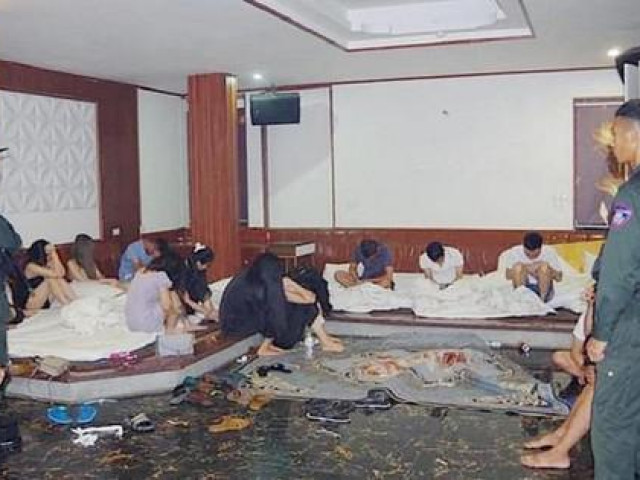 Pháp luật - Đột kích 2 cơ sở sinh thái Làng Việt, bắt quả tang gần 100 nam, nữ mở "tiệc ma tuý"