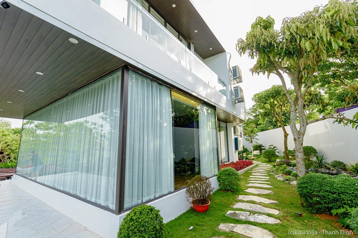 Với tính cách cẩn thận, từng viên gạch lát nền, xây dựng căn biệt thự đều do chị Hường tự tay lựa chọn. Chị sử dụng gạch Ấn Độ để lát nền, còn đá dùng cho sân vườn cũng được vận chuyển trực tiếp từ Thanh Hóa ra Phú Thọ.
