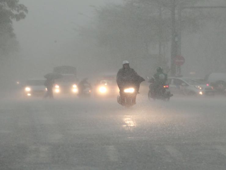 Tin tức trong ngày - Thời tiết cuối tuần: Miền Bắc hứng đợt mưa to, miền Trung vẫn nắng nóng