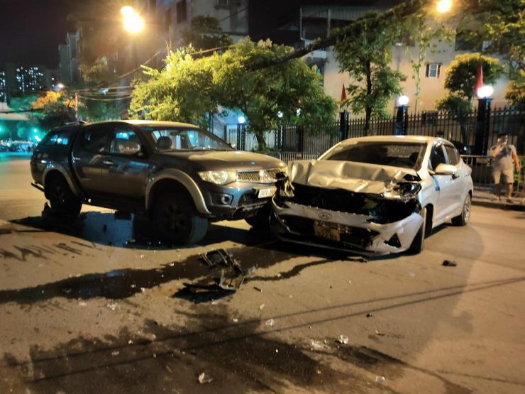 Công an thông tin vụ tai nạn 4 ô tô húc hàng loạt xe máy ở Hà Nội