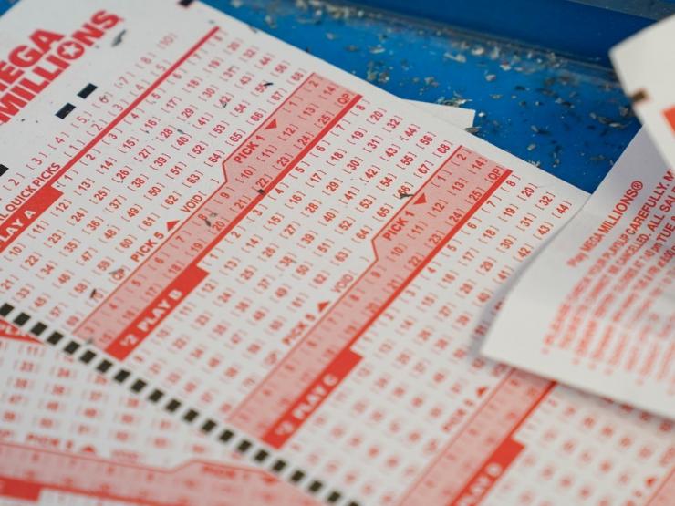 Kinh doanh - Sếp chi tiền "khủng" mua vé xổ số, nhân viên công ty hồi hộp chờ "đổi đời"