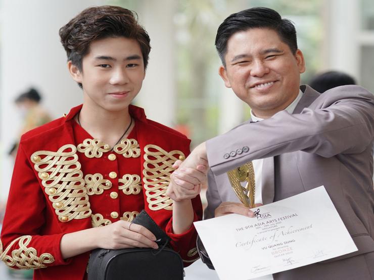 Ca nhạc - MTV - Bất ngờ chuyển hướng chơi guitar, Oscar Vũ thắng giải ở Liên hoan nghệ thuật châu Á