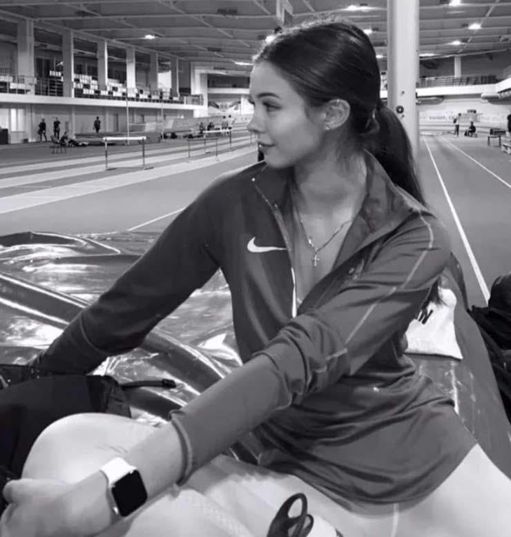 Gorshkova có khuôn mặt rất dịu dàng và nữ tính