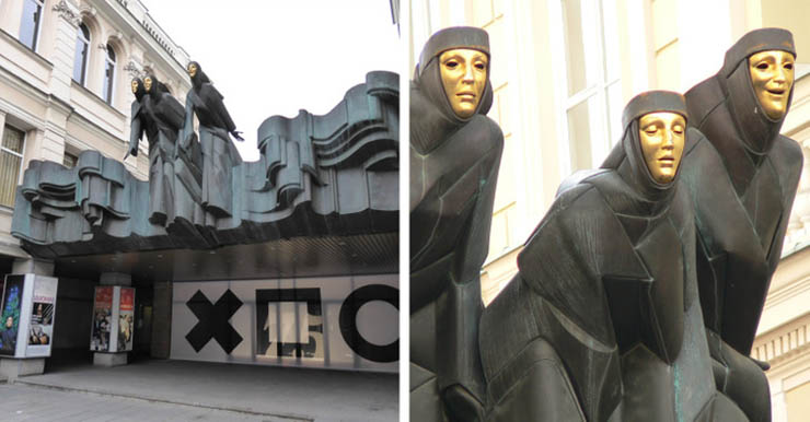 7. Nhà hát kịch Quốc gia Litva khiến mọi người ngạc nhiên với 3 bức tượng điêu khắc tọa lạc ở vị trí chính diện.
