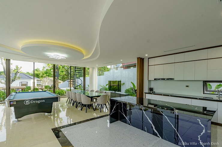 Phòng bếp có sức chứa khoảng 20 người bao gồm cả bàn bi-a phục vụ nhu cầu giải trí.

