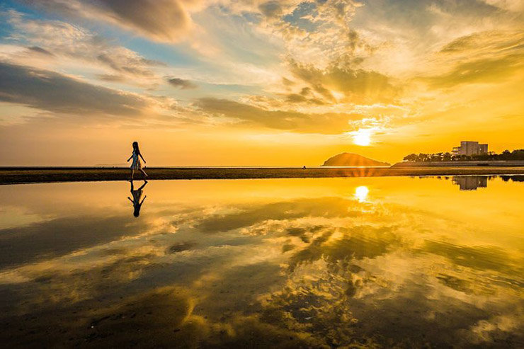 Bãi biển gương kỳ lạ ở Nhật Bản, giới trẻ đua nhau tới sống ảo - 1