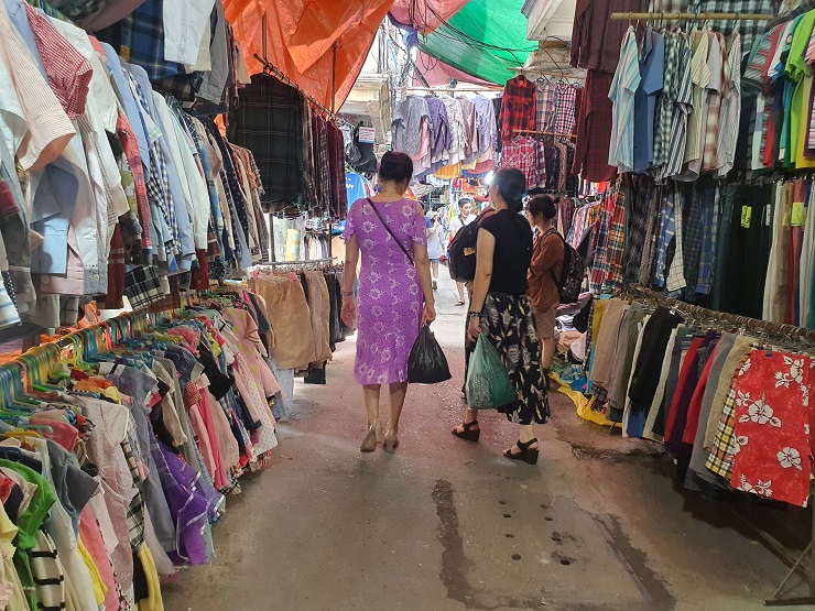 Chợ hình thành từ những năm cuối thập niên 1980 nhưng đến giờ vẫn trở thành điểm đến của đông đảo người dân Hà Nội.
