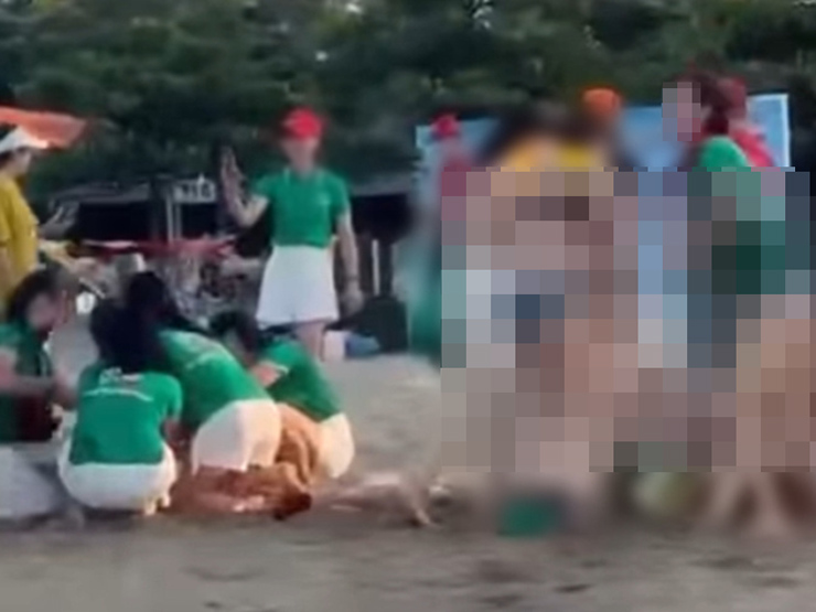 Nhóm nữ du khách lột áo ngực chơi team building trên bãi biển Cửa Lò (Ảnh cắt từ clip)