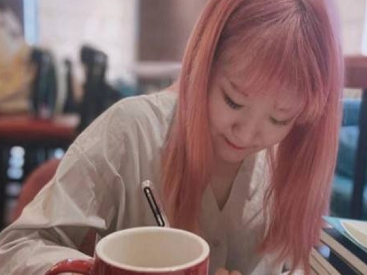 Bạn trẻ - Cuộc sống - Chỉ vì để tóc hồng, nữ sinh bị nhầm là gái bao của ông nội