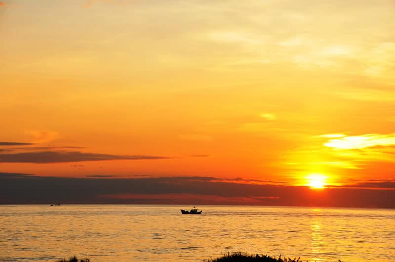 Đón chào ngày mới với những tia nắng tinh khiết trên mặt biển Bảo Ninh