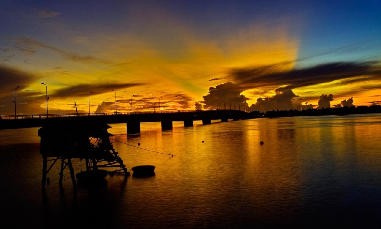 Tuyệt tác mây trời bên dòng Nhật Lệ lúc chiều tà