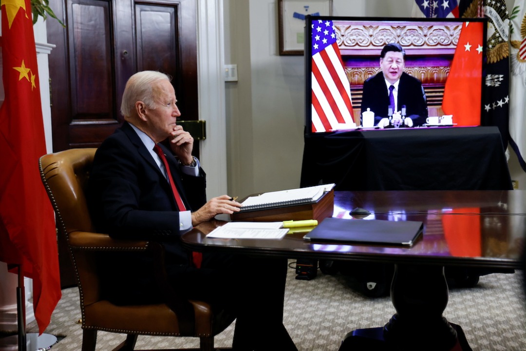 Ông Tập Cận Bình và ông Biden trong một cuộc trò chuyện trực tuyến (ảnh: Reuters)