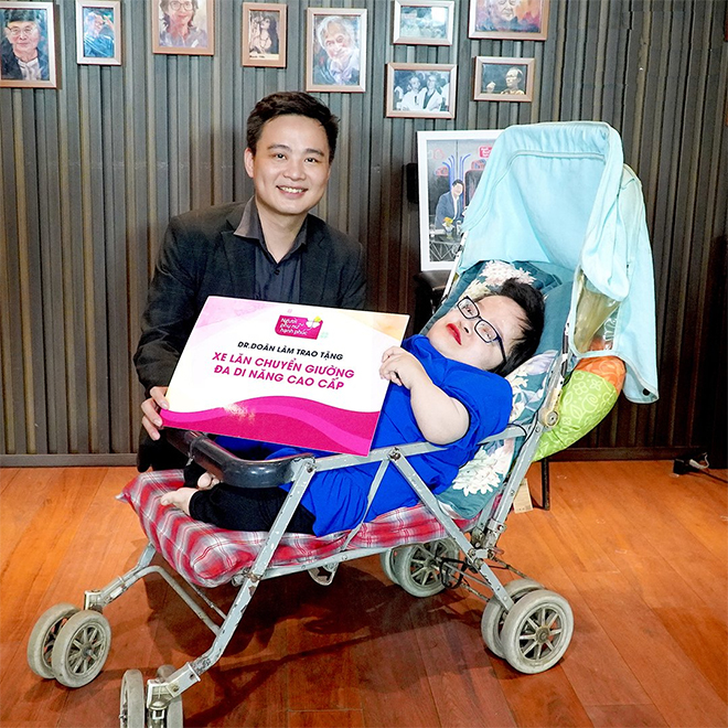 Bác sĩ Doãn Lâm dành tặng món quà cho cô gái xương thủy tinh