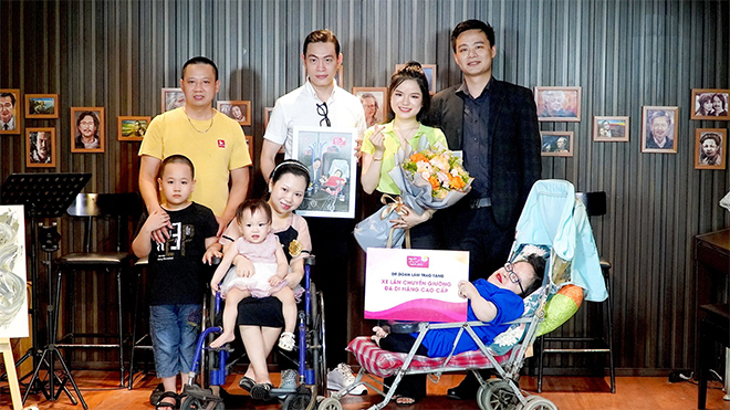 Bác sĩ Trần Doãn Lâm (áo đen bên phải) cùng các nhân vật trong chương trình “Người phụ nữ hạnh phúc”