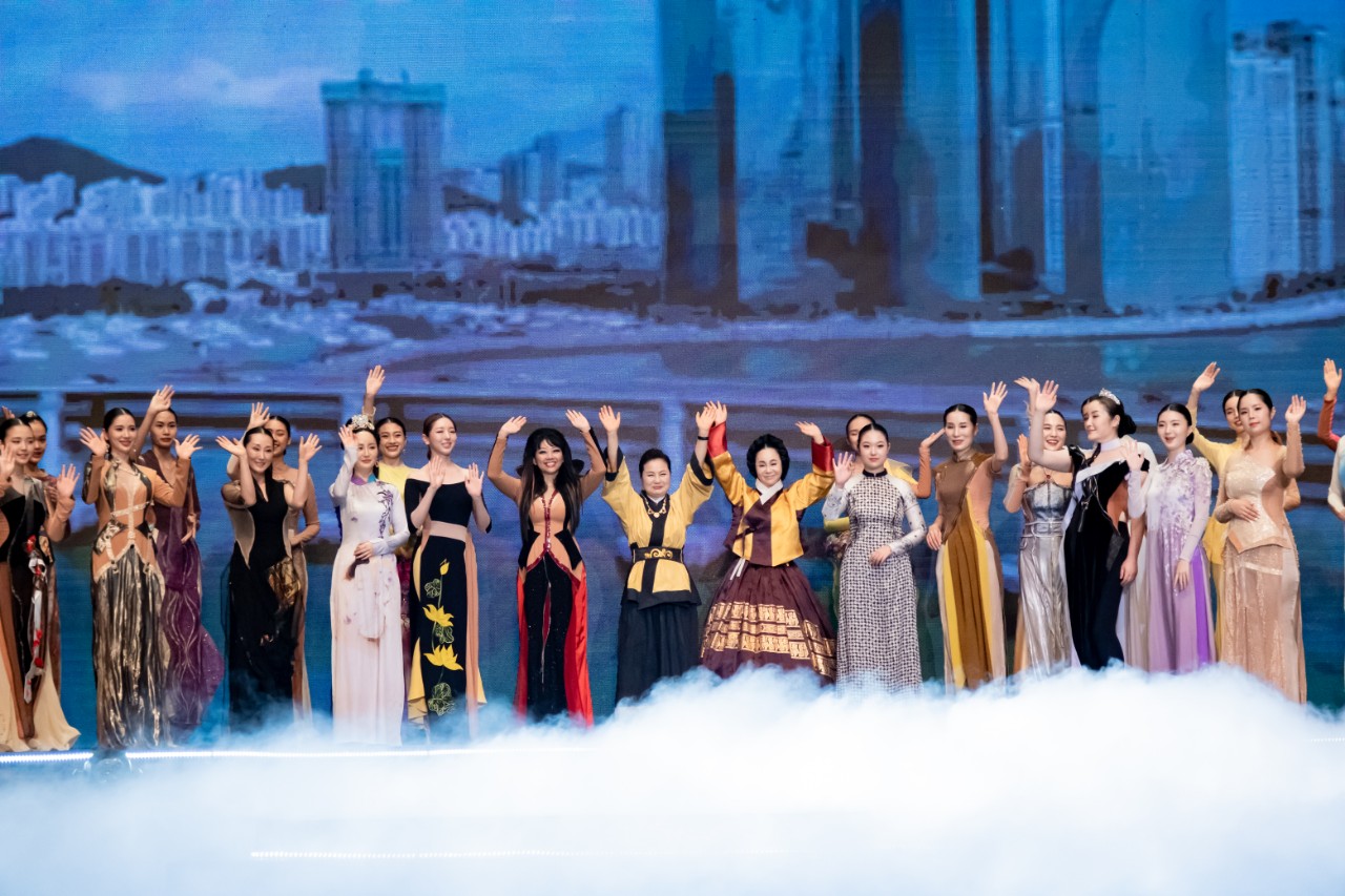 NTK Quỳnh Paris làm nức lòng người yêu áo dài tại ngày hội công nghệ Blockchain - VIKO30 - 3