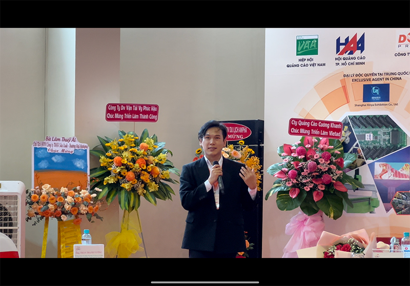 Anh Mai Trúc Lâm – Trưởng phòng kinh doanh của Santani, trình bày về giải pháp chuyển đổi số. Ảnh: NVCC