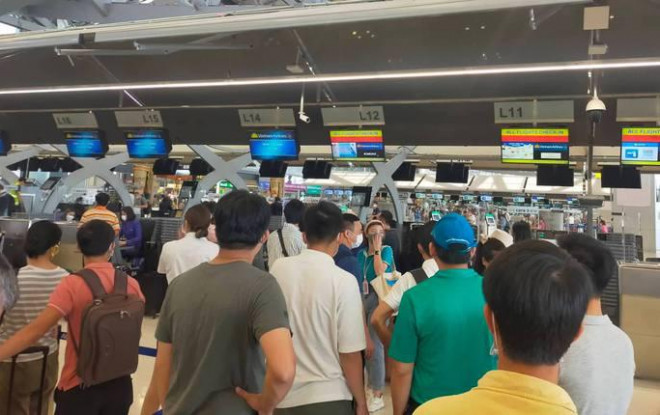 Hành khách xếp hàng làm thủ tục chuyến bay - Ảnh: Dương Ngọc