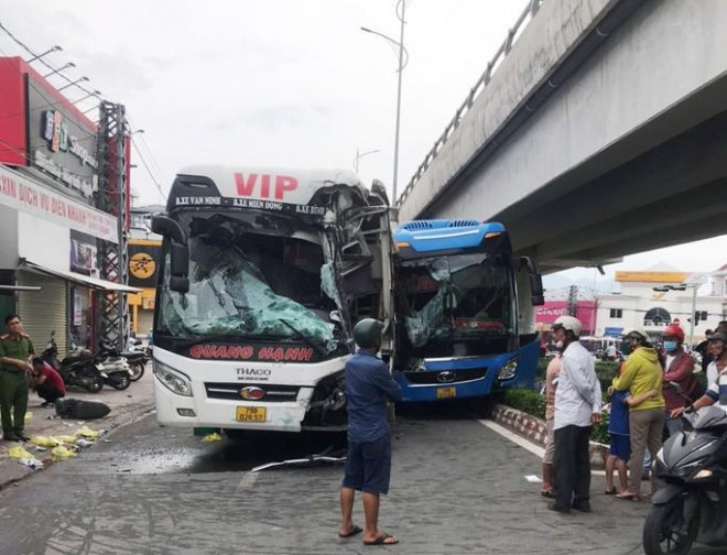 Khánh Hòa: Hai xe khách &#34;kẹp nhau&#34; dưới chân cầu vượt, 1 người chết - 1
