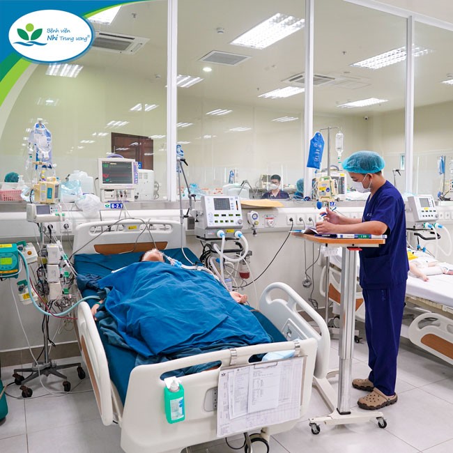 Bệnh nhi đang được điều trị tích cực sau đuối nước tại khoa Điều trị tích cực Nội khoa, Bệnh viện Nhi Trung ương.