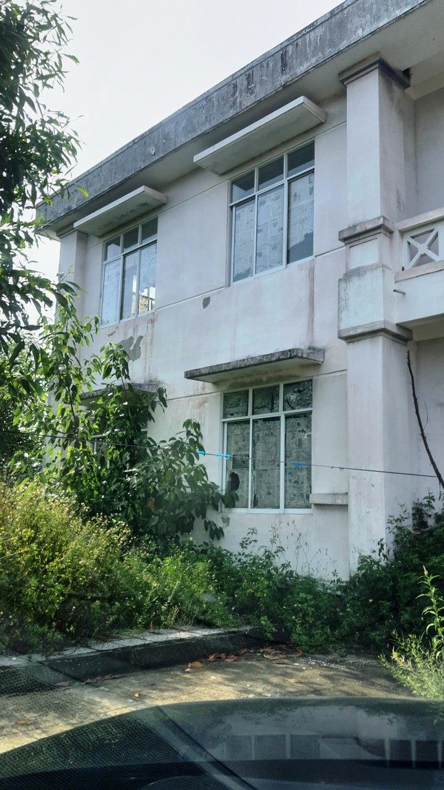 Cơ sở y tế này hiện phải chờ kinh phí tỉnh cấp về để chỉnh trang, sơn quét lại hệ thống tường mốc hoang tàn và dọn sạch những khu rừng cây dại, cỏ tranh xâm lấn này. Ảnh: N.V