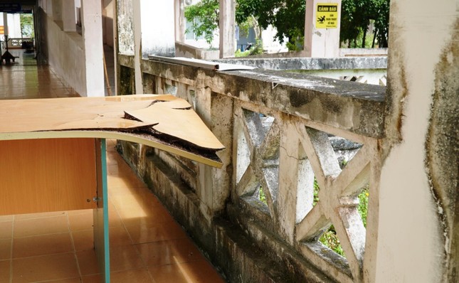 Bàn ghế hỏng gãy, kết cấu bê tông bên trong bệnh viện phủ xanh rêu mốc. Ảnh: N.V