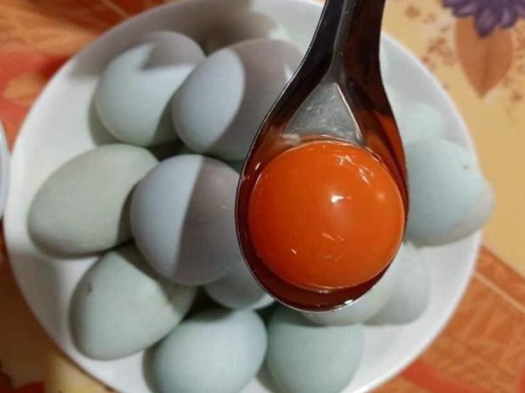 Thị trường - Tiêu dùng - Loại trứng gà có màu lạ, giá lại rẻ, dân buôn bán cả nghìn quả mỗi ngày