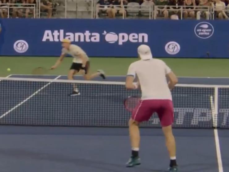 Thể thao - Clip nóng tennis: "Nhóc tí hon" tung cú đánh làm "Tòa tháp 2m08" bất lực