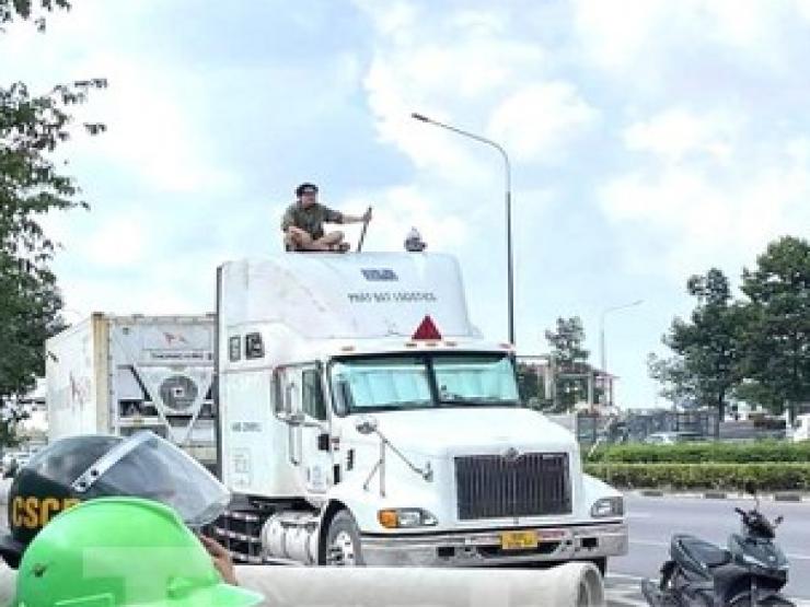 Tin tức trong ngày - Tin tức 24h qua: Nam thanh niên cầm vật giống kiếm trèo lên nóc xe container "thách đấu" với tài xế