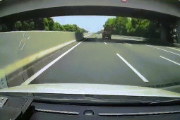 Tin tức trong ngày - Thanh sắt rơi từ xe tải, xuyên thủng ô tô đang chạy trên cao tốc